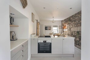 Microondas, horno, placa de cocina y cafetera o tetera