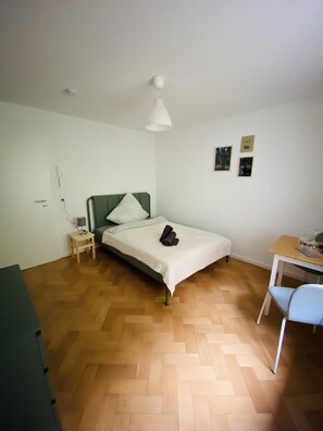 1 habitación, tabla de planchar con plancha, wifi y ropa de cama 