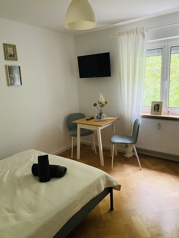 1 habitación, tabla de planchar con plancha, wifi y ropa de cama 