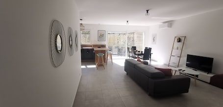 TV, books. Nouvelle Villa Provençale Calme, Proche du Centre