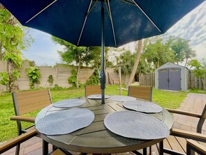Outdoor dining - Near Ft Myers Beach • 3mi to Sand • Sleeps 7 (Fort Myers Beach)