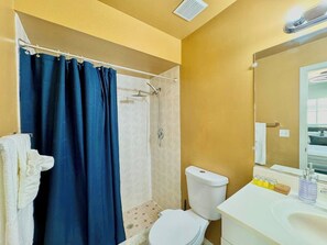 Dusche, Haartrockner, Handtücher, Shampoo
