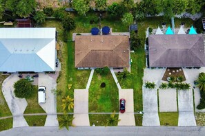 Vista aerea di una zona residenziale con case, un vialetto e un parcheggio.