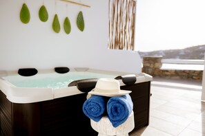 Indoor spa tub - sunlight ornos suites Azure (Mikonos)