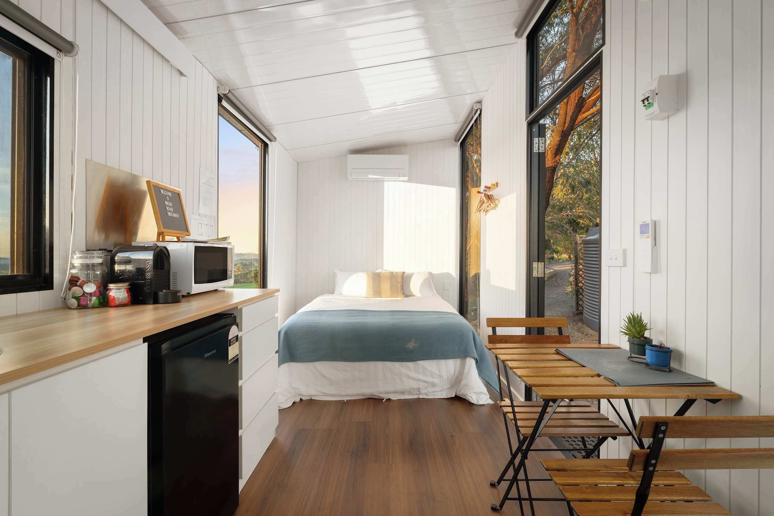 1 bedroom, bed sheets