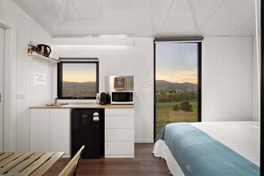 1 bedroom, bed sheets - Nichol Road Hideaway at Annie’s Retreat by Tiny Away (Allans Flat)