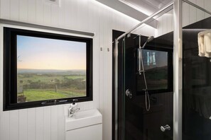 Shower, hair dryer, towels - Nichol Road Hideaway at Annie’s Retreat by Tiny Away (Allans Flat)