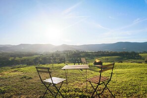 Outdoor dining - Nichol Road Hideaway at Annie’s Retreat by Tiny Away (Allans Flat)