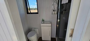 Dusj, hårføner og håndklær