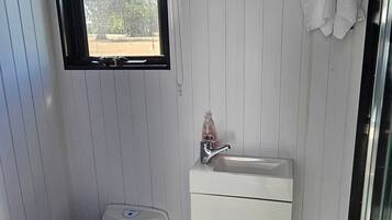 Een douche, een haardroger, handdoeken