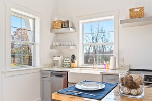 Fridge, microwave, oven, stovetop - Mountain View Meadow Cottage - Blue Ridge Mountains and Virginia wine country (Afton)