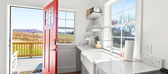 Mountain View Meadow Cottage - Blue Ridge Mountains and Virginia wine country