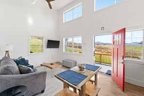 Smart TV - Mountain View Meadow Cottage - Blue Ridge Mountains and Virginia wine country (Afton)