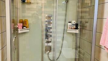 Hiustenkuivaaja, pyyhkeet, saippua, vessapaperi