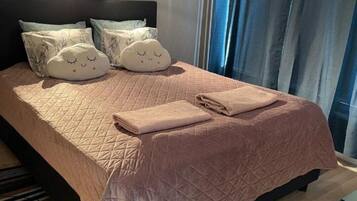 1 slaapkamer, een strijkplank/strijkijzer, wifi, beddengoed