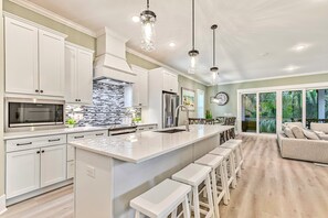 Kylskåp, mikrovågsugn, ugn och spishäll