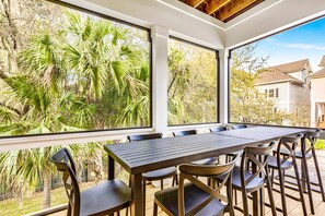 Dining - #1 voted best house for big groups, pool, private putting green, EV Charger, Kid's bunk room (Hilton Head Island)