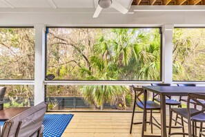 Outdoor dining - #1 voted best house for big groups, pool, private putting green, EV Charger, Kid's bunk room (Hilton Head Island)