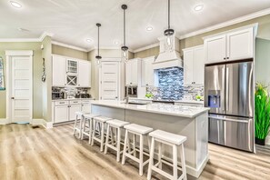 Fridge, microwave, oven, stovetop - #1 voted best house for big groups, pool, private putting green, EV Charger, Kid's bunk room (Hilton Head Island)
