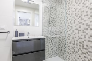 Een douche, een haardroger, handdoeken