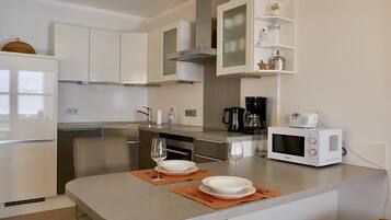 Kühlschrank, Mikrowelle, Ofen, Herdplatte