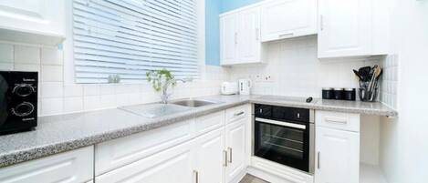 ثلاجة، فرن، غلّاية كهربائية، محمصة خبز