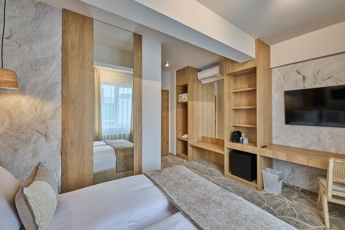 Double Room | In-room safe, desk, laptop workspace, blackout drapes