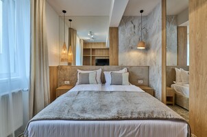Deluxe Apartment | In-room safe, desk, laptop workspace, blackout drapes