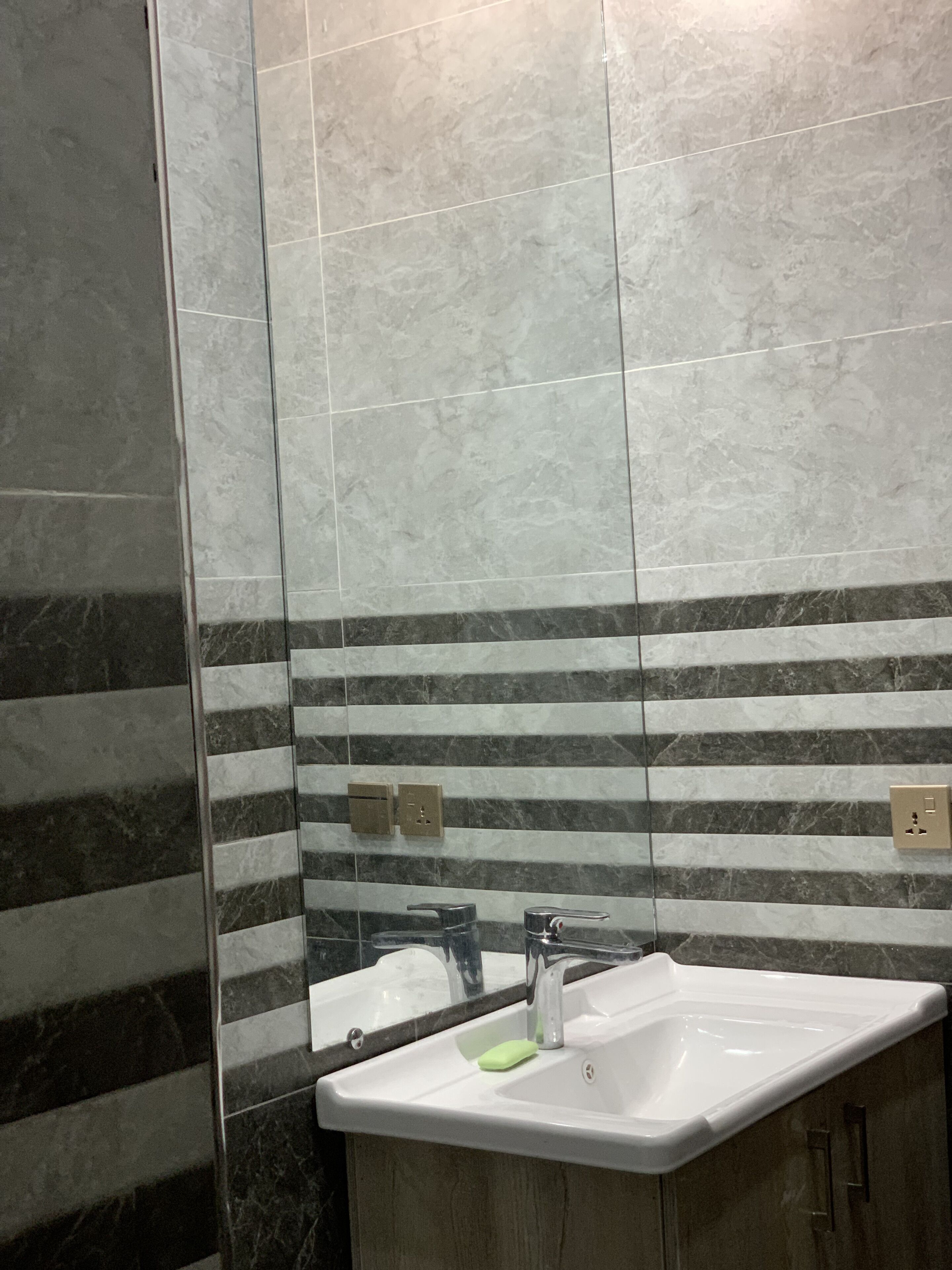 ラグジュアリー アパートメント | バスルーム | シャワー、スリッパ、タオル