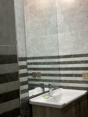 Luksushuoneisto | Kylpyhuone | Suihku, tohvelit, pyyhkeet