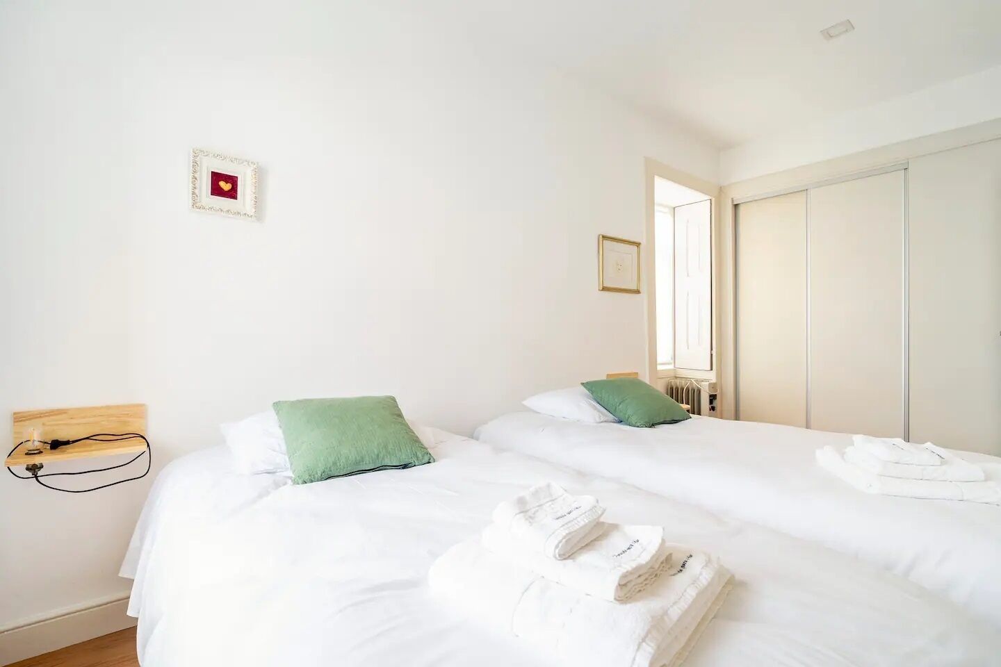 2 habitaciones, tabla de planchar con plancha, cuna de viaje y wifi 