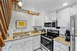 冷蔵庫、電子レンジ、オーブン、コンロ