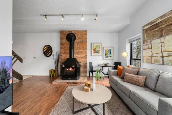 TV - Mt. Adams 1BR | Free Parking (Cincinnati)