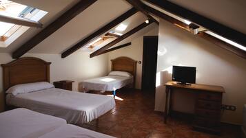 Standard Room, Multiple Beds | Soundproofing, free WiFi