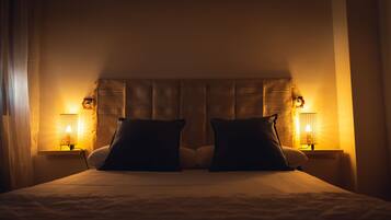 Ein Bett mit zwei Kissen, einem Kopfteil und zwei Nachttischlampen.