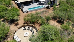 Une maison moderne dotée d’une piscine, d’un espace extérieur aménagé et d’un jardin clos.