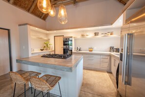 Geladeira, micro-ondas, fogão, cooktop