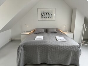 2 bedrooms, desk, iron/ironing board, WiFi