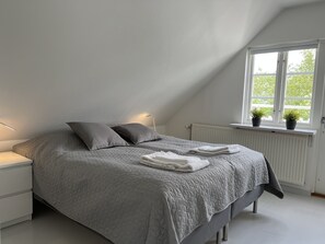 2 bedrooms, desk, iron/ironing board, WiFi