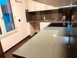 Fridge, microwave, oven, stovetop - Appartement F3 Proche de la Gare (Saint-Gratien)