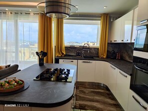 Frigorífico grande, microondas, horno y placa de cocina