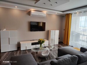 Flat-screen TV - Luxury Apartment with The Communal Pool (Sannat)