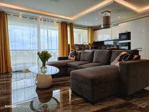 Una televisión de pantalla plana