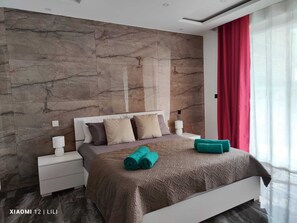 3 bedrooms, soundproofing, iron/ironing board, free WiFi - Luxury Apartment with The Communal Pool (Sannat)