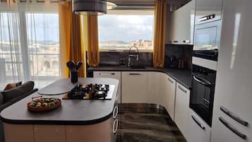 Refrigerador con congelador, microondas, horno y parrilla de estufa