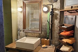 Hair dryer, towels, soap, toilet paper - Historic Linn signal box (Krefeld)