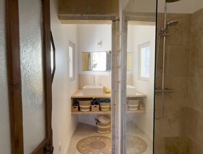 Towels, soap, toilet paper - Penthouse with large terrace (Arles)
