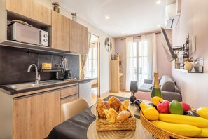 City Apartment (11- OULE) | Living area | 164-cm Smart TV with digital channels - ADIRA MARSEILLE MONTGRAND (Marseille)