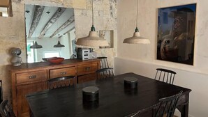 A rustic dining area with exposed beams, a wooden table, and a large mirror. - Spacieux 2 Chambres Dans le Centre D'arles Avec Terrasse (Arles)