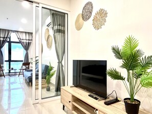 Deluxe appartement, uitzicht op zee | Woonruimte | Een ledtelevisie
